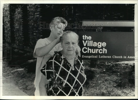 1989 Press Photo Pauline Enea fixing her mother Mary's hair at Village Church - Historic Images
