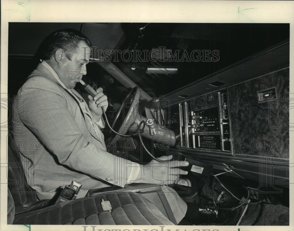 1985 Press Photo Lance Nero uses a device that measures blood-alcohol content-Historic Images
