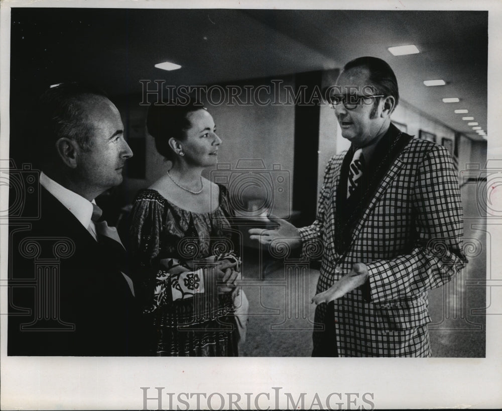 1971 Press Photo Richard D. Cudahy welcomes Mr. &amp; Mrs. Liebman to Summerfest - Historic Images