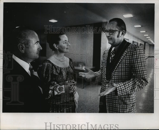 1971 Press Photo Richard D. Cudahy welcomes Mr. & Mrs. Liebman to Summerfest - Historic Images