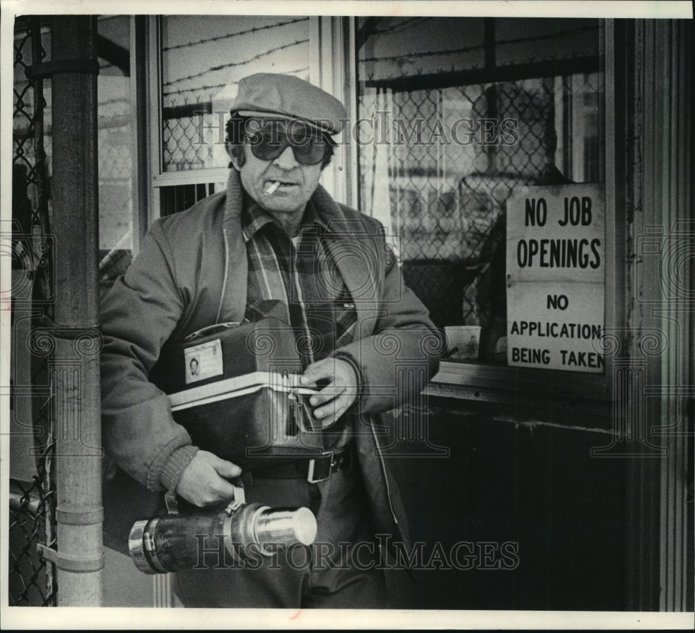 1984 Press Photo A Patrick Cudahy employee leaves the plant in April. - Historic Images