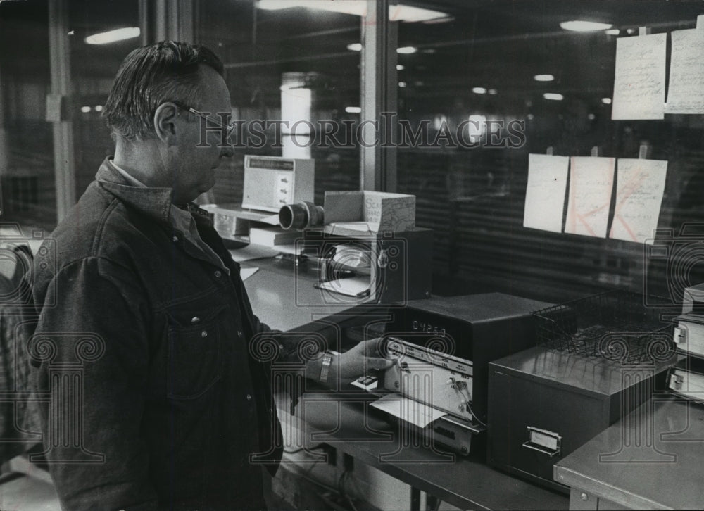 1978 Press Photo Larry Helmueller, procurement manager at Patrick Cudahy Inc. - Historic Images