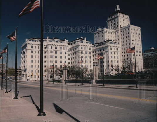 1990 Press Photo The Cudahy Towers overlooking Lake Michigan down town.-Historic Images
