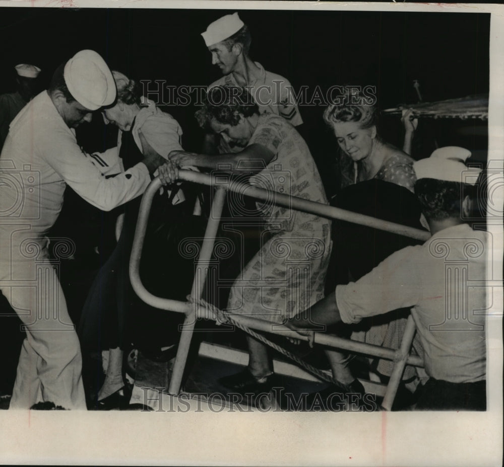 1965 Press Photo Cuban refugees helped ashore by Coast Guard in Key West- Historic Images