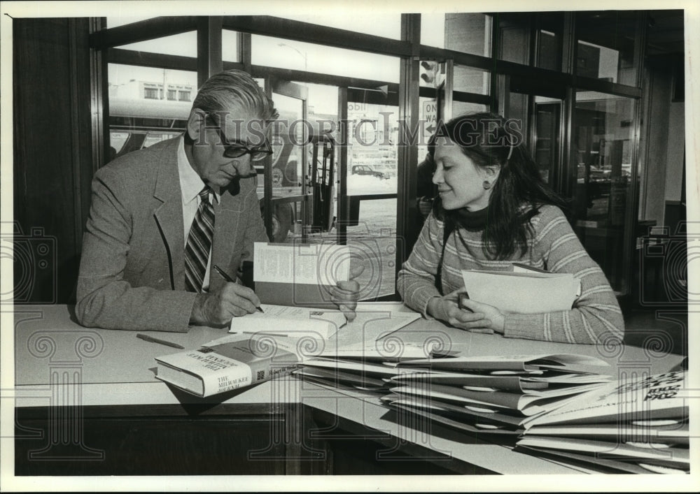 1982 Press Photo Bob Wells Celebrating Milwaukee Journal&#39;s Centennial - Historic Images