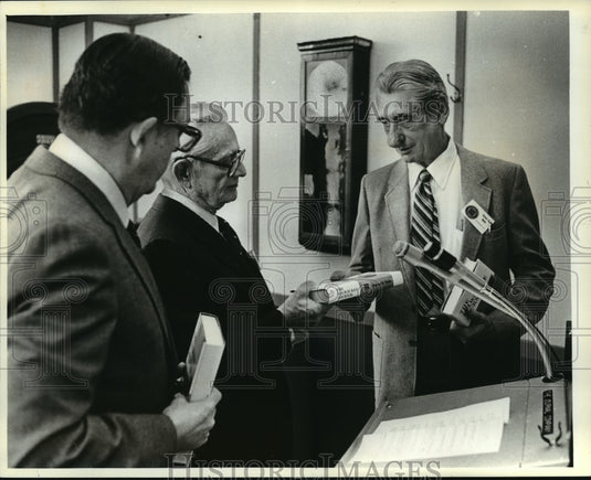 1982 Press Photo Officials Celebrating Milwaukee Journal's Centennial - Historic Images