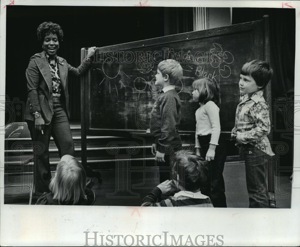 1977 Press Photo students attend Marlene Cumming&#39;s chalk talk - mja89464 - Historic Images