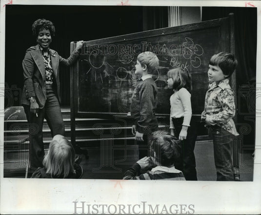 1977 Press Photo students attend Marlene Cumming's chalk talk - mja89464 - Historic Images