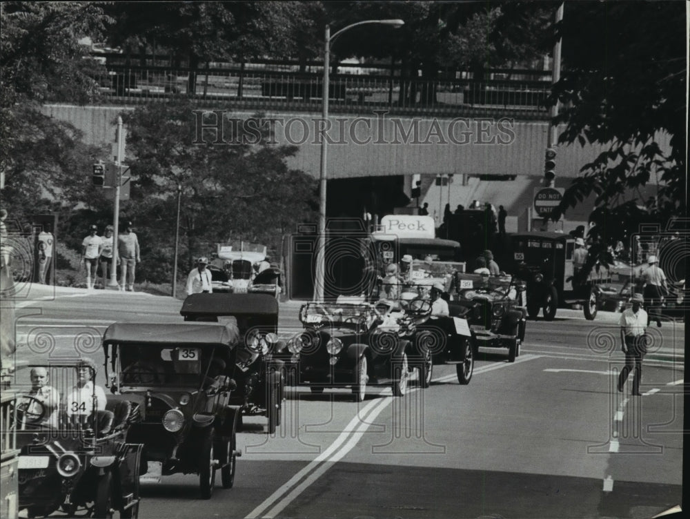 1983 Press Photo Milwaukee Museum Centennial Parade, Vintage Cars - mja89502 - Historic Images