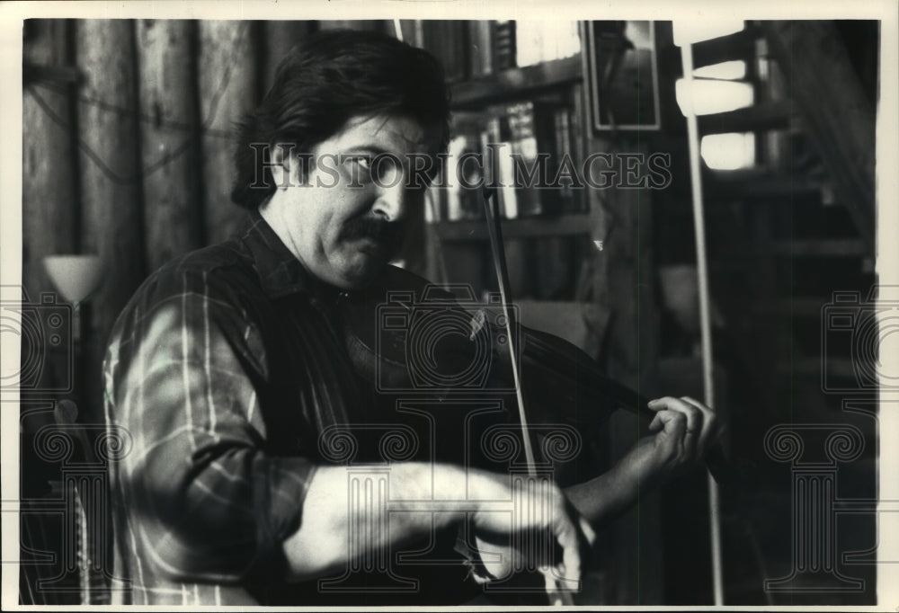 1988 Press Photo Tom Dahill Playing Traditional Irish Folk Music - mja89504 - Historic Images
