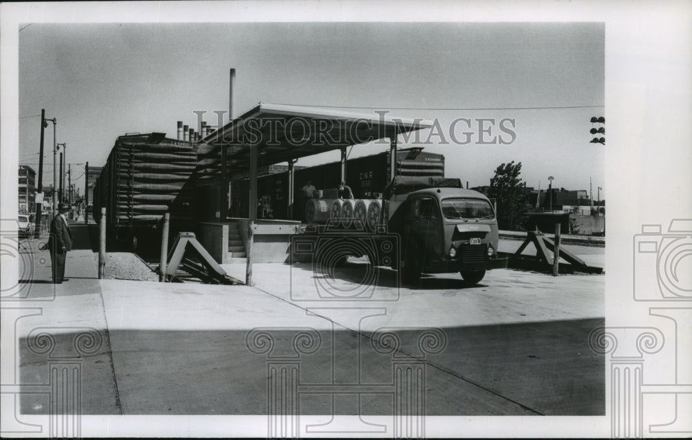 1964 Press Photo Milwaukee Journal loading Platform - mja89527 - Historic Images