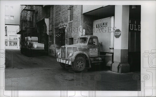 1964 Press Photo "Yule" truck parks in Milwaukee Journal loading platform.-Historic Images
