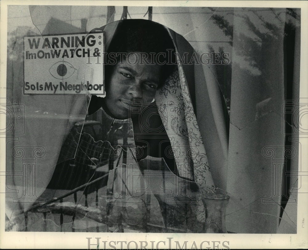 1984 Press Photo Ethel Scott peered through broken window in her North Side home - Historic Images