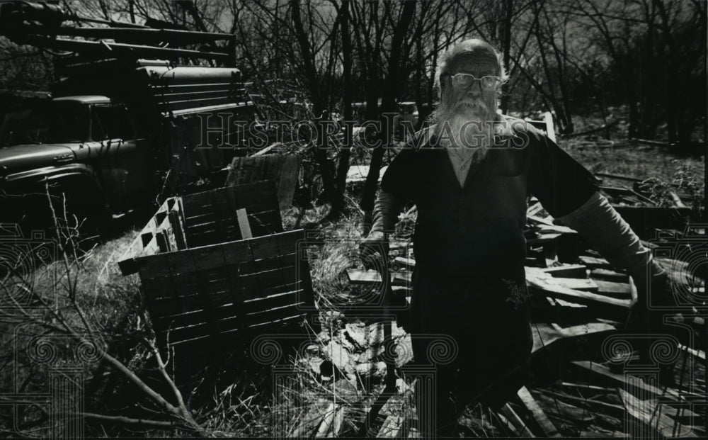 1991 Press Photo James Couch showing visitor around his yard in New Berlin - Historic Images