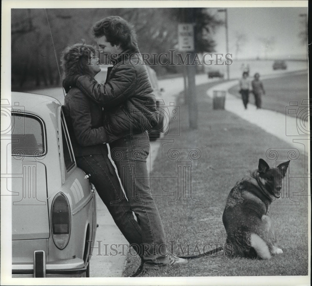 1983 Press Photo Mike Fritz and Mary Johnstone near Bradford Beach in Milwaukee - Historic Images