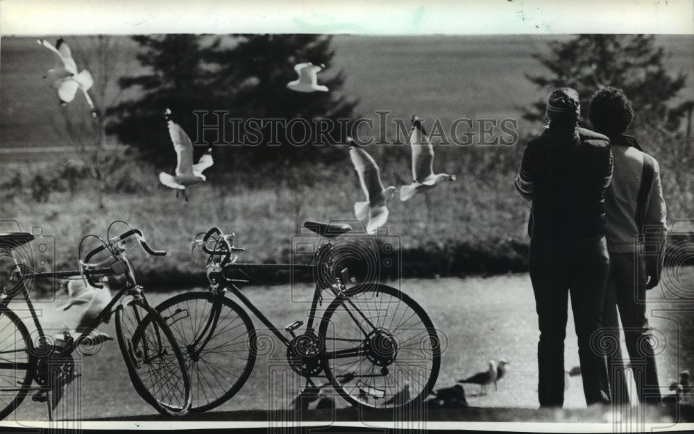 1982 Press Photo Couple pausing on bicycle outing around lagoon at Juneau Park - Historic Images