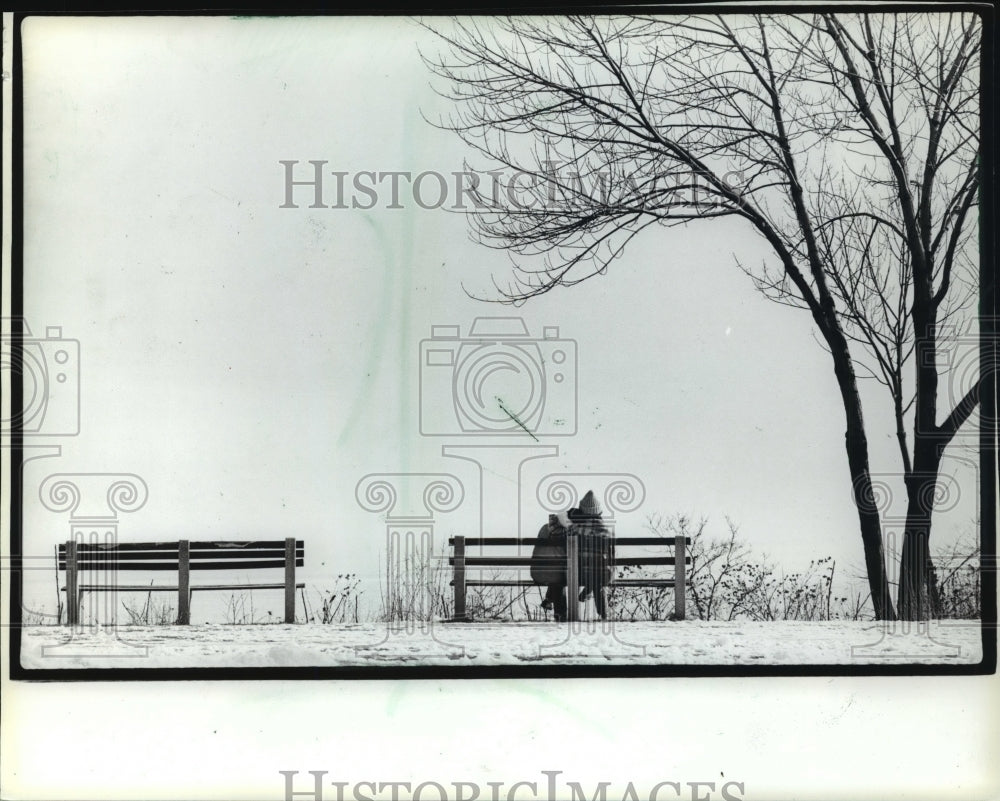 1983 Press Photo Couple watches Lake Michigan on 2500 block of North Wahl Ave - Historic Images