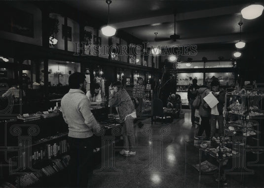 1988 Press Photo Customers shop at Crystal Dreams Shop on 1800 North Farwell - Historic Images