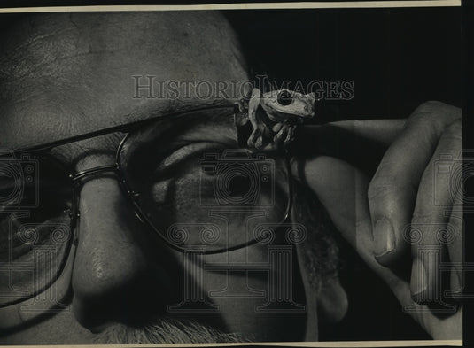 1988 Press Photo Milwaukee Public Museum Curator Allen M. Young And Leaf Frog - Historic Images