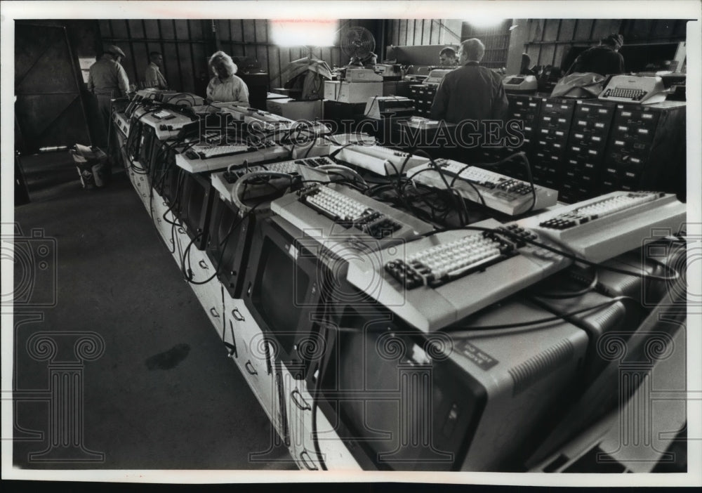 1989 Press Photo Milwaukee County General Store sales used computers t ...
