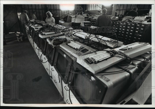 1989 Press Photo Milwaukee County General Store sales used computers to shoppers-Historic Images
