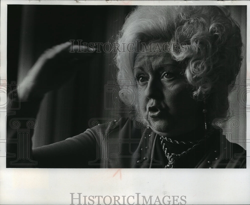 Press Photo Allene Cunningham, &quot;psychic counselor&quot; has book, called Heaven Cent - Historic Images