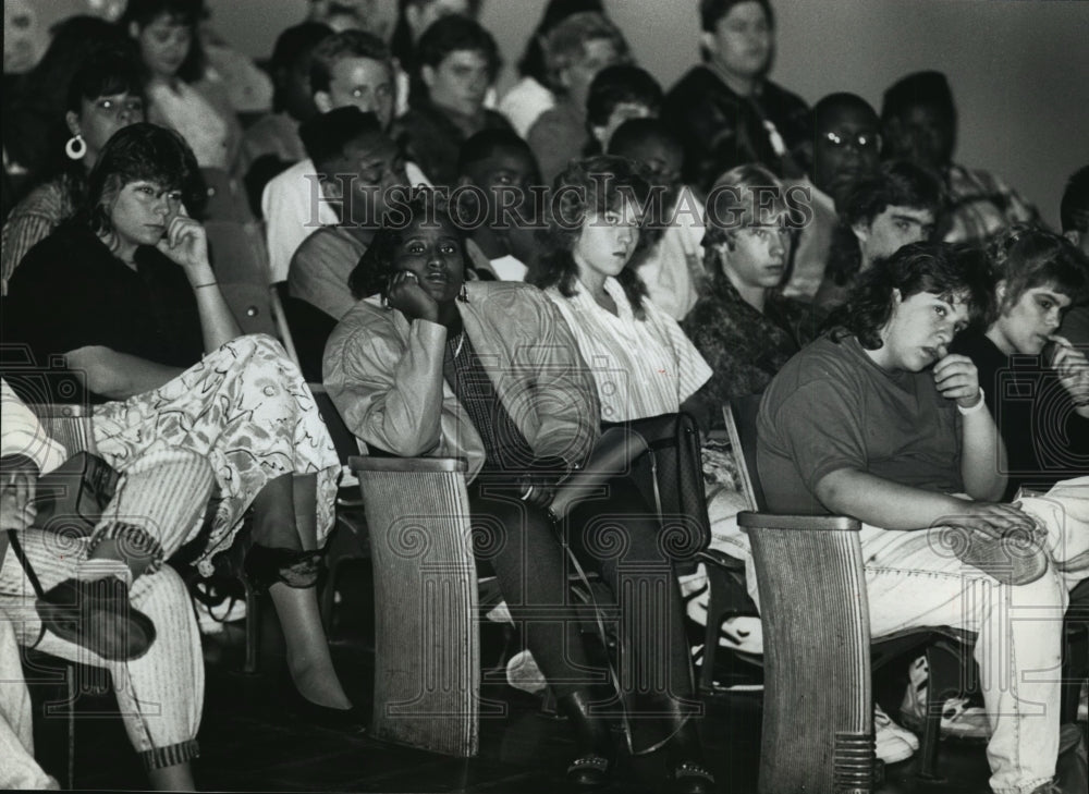 1989 Press Photo new students in the Custer High School auditorium - mja89814 - Historic Images