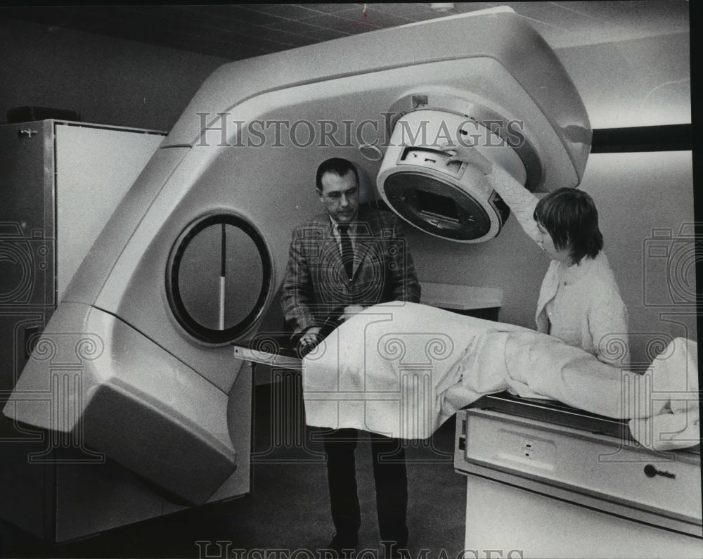 1975 Press Photo Dr. Anthony J. Grueninger at Deaconess Hospital - mja89826- Historic Images
