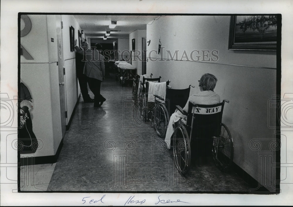 1975 Press Photo a patient near the X-ray Department at Deaconess Hospital - Historic Images