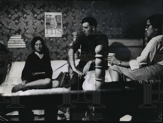 1964 Press Photo Mary Brumder, Betty Carstens, Nicholas Bosanquet in a meeting - Historic Images