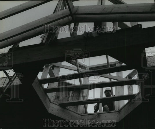 1994 Press Photo Leon Ruder works on an octagonal sky light at the Country Inn. - Historic Images