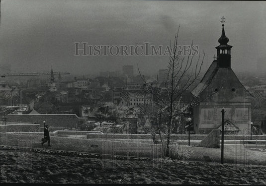 1990 Press Photo Bratislava Castle in Bratislava overlooking Old Town - Historic Images