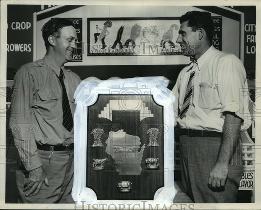 1938 Press Photo Lewis French of The Journal presents plaque for best booth. - Historic Images