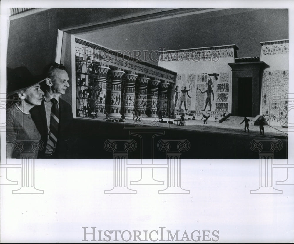1971 Press Photo William Moll, Mrs. Nathan Heller, view Egyptian Temple Diorama - Historic Images
