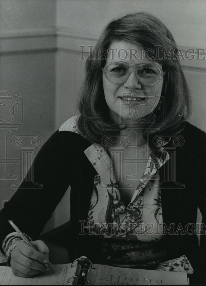 1977 Press Photo Patty Cybuiski, City sanitation supervisor at Milwaukee office - Historic Images