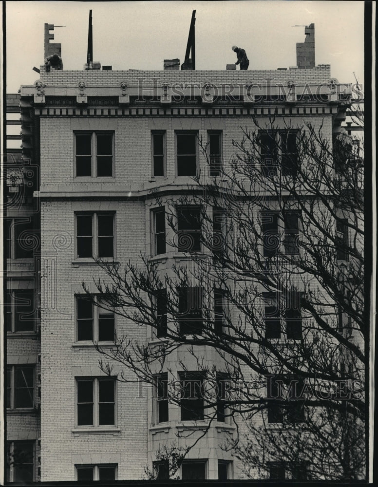 1966 Press Photo The Cudahy Tower being Remodeled into Condominiums - mja90156-Historic Images
