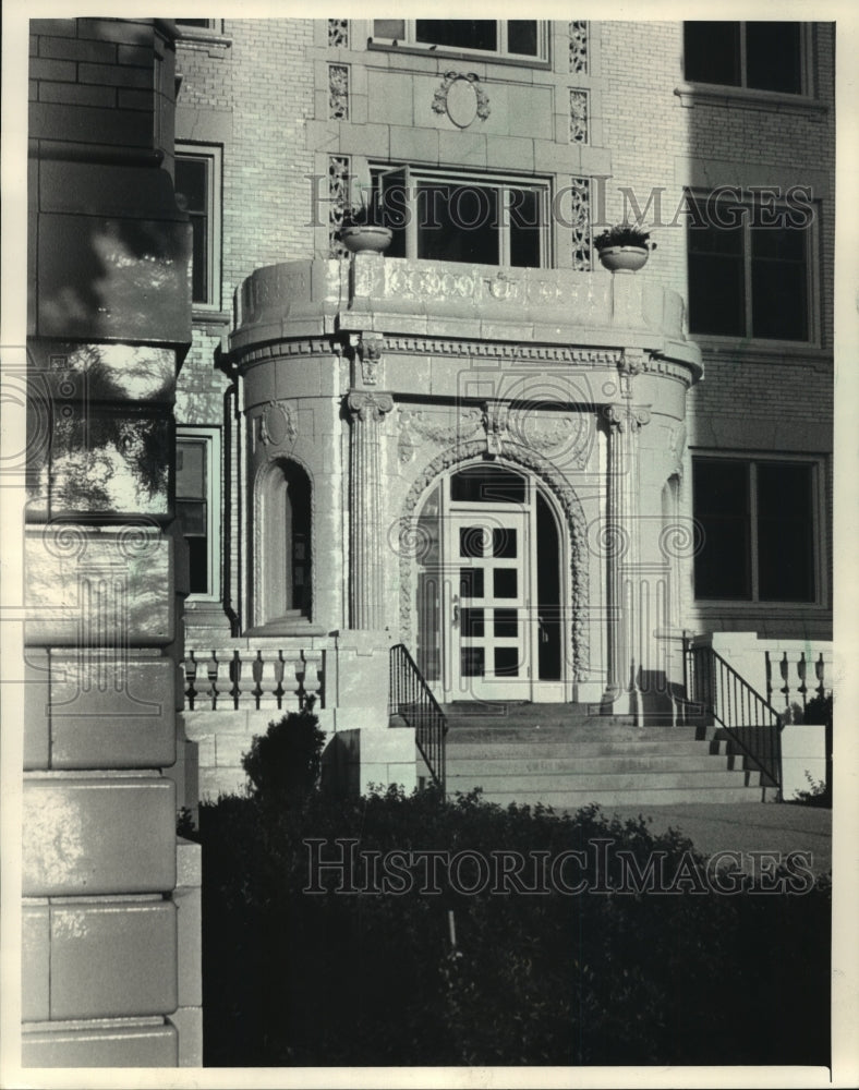 1987 Press Photo The Apartment Building located in Cudahy has been renovated - Historic Images