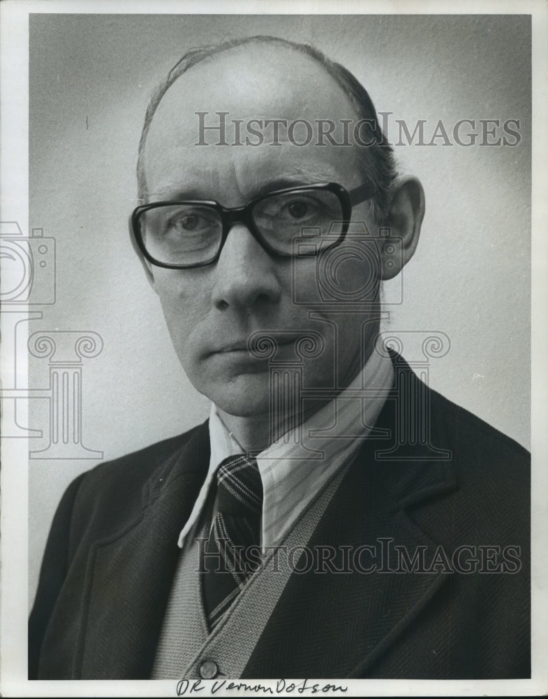 1973 Press Photo Dr Vernon Dodson, visiting professor at University of Wisconsin - Historic Images