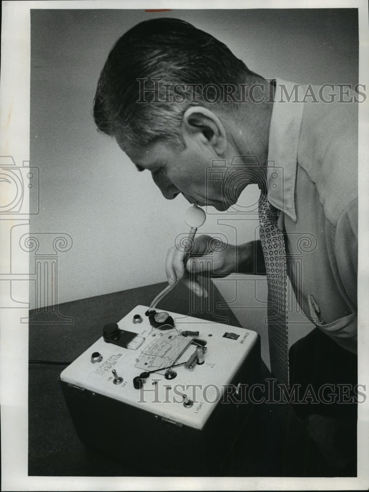 1971 Press Photo Deputy Edward Misovie demonstrates breathalizer, Milwaukee - Historic Images