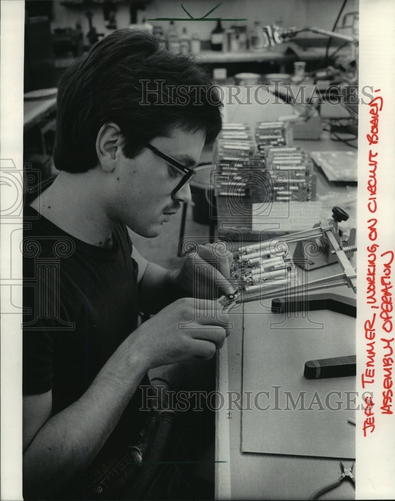 1984 Press Photo Jeff Temmer, employee of Dittmore-Freimuth Corp.in St. Frances. - Historic Images