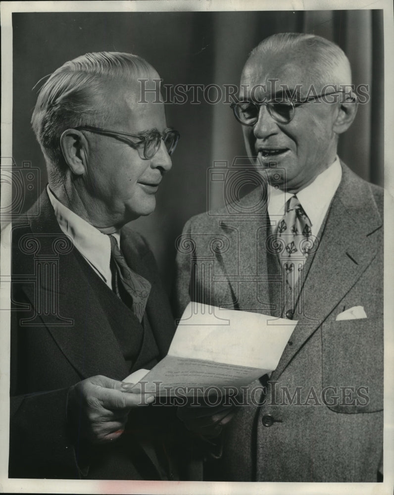1952 Press Photo J. Donald Ferguson accepts Milwaukee Journal&#39;s commendation-Historic Images