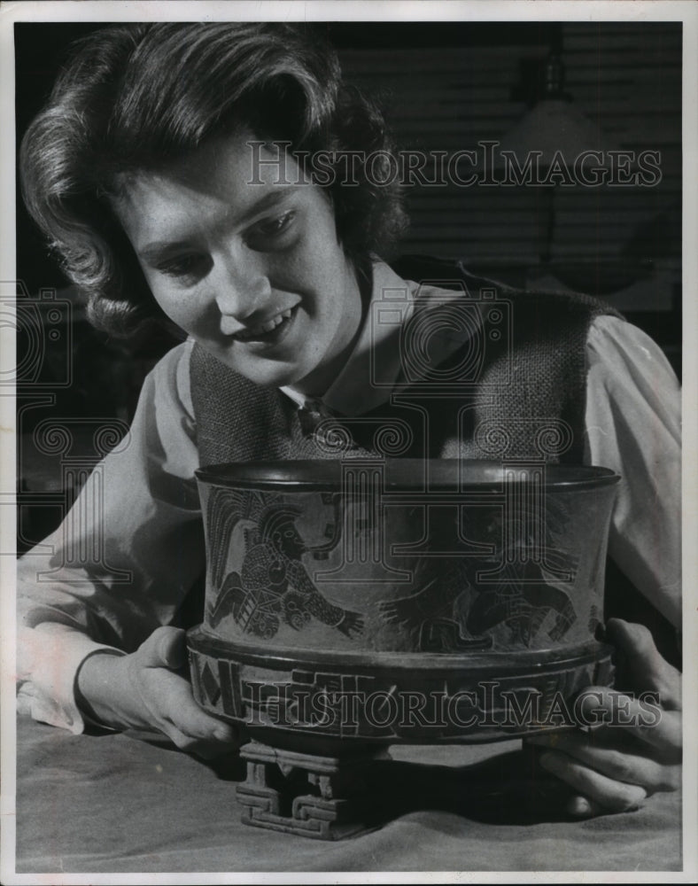 1962 Press Photo Joan Mueller w Mexican Ceremonial Vase, Milwaukee Public Museum - Historic Images