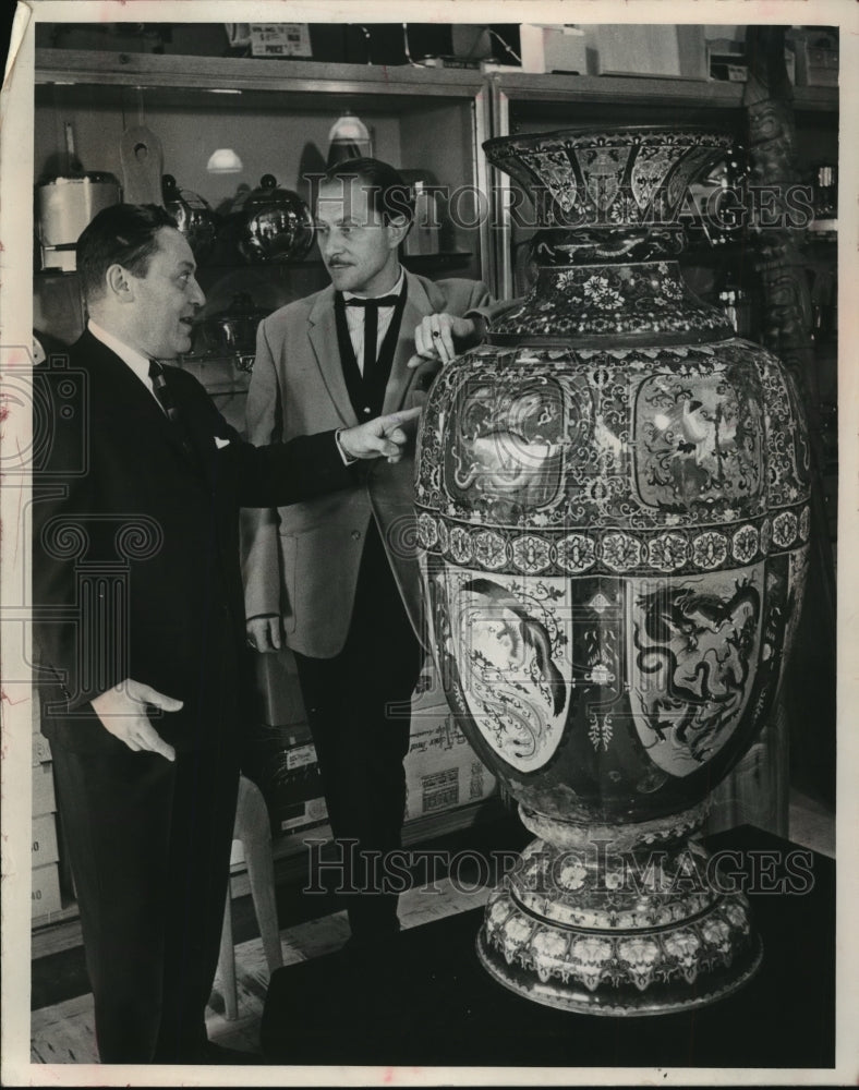 1963 Press Photo Stephan Borhegy and Irvin Oberman with Centuries old Ming vase - Historic Images