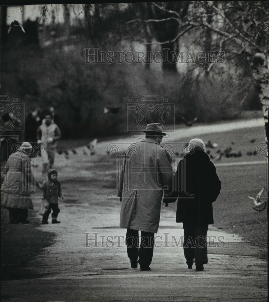1983 Press Photo Couple walking lakefront near Juneau Park Lagoon, Easter Sunday - Historic Images