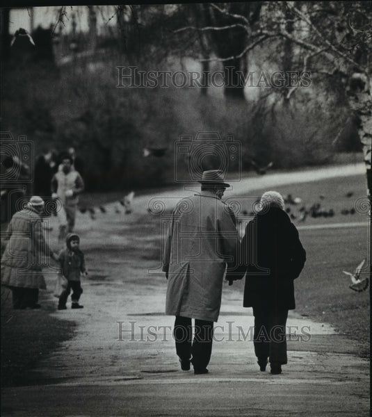 1983 Press Photo Couple walking lakefront near Juneau Park Lagoon, Easter Sunday - Historic Images