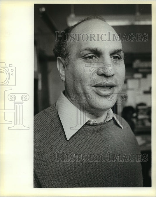 1980 Press Photo Herbert Cummins has a Passion for Teaching at Hartford Avenue-Historic Images
