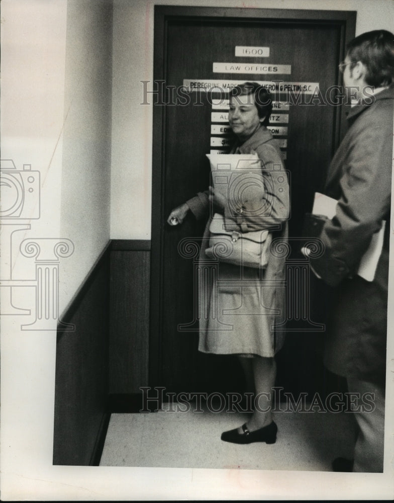 1972 Press Photo Gene Cunningham enters the court commissioner&#39;s office-Historic Images