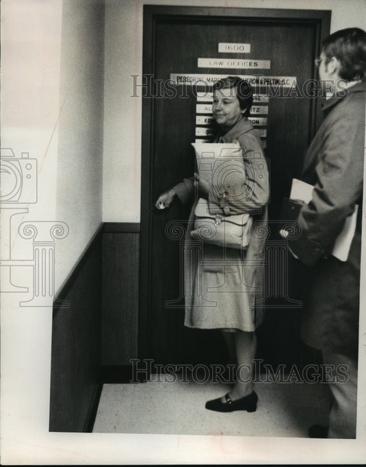 1972 Press Photo Gene Cunningham enters the court commissioner's office-Historic Images