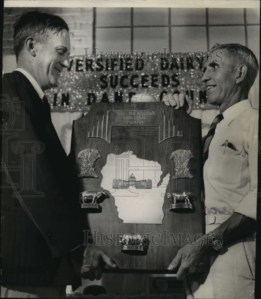 1939 Press Photo Lewic C French presents booth award to RV Hurley - Historic Images