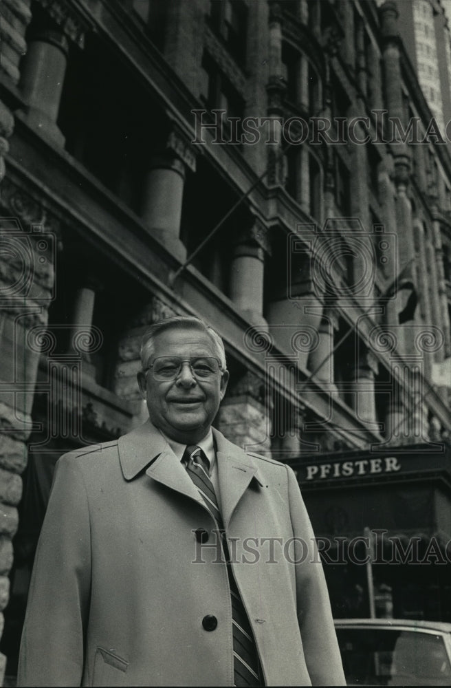 1987 Richard De Mott outside of Pfister Hotel-Historic Images